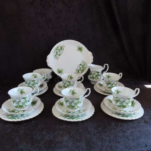 Royal Albert Trillium 21 Piece Tea Set.