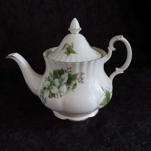 Royal Albert "Trillium" Large Teapot.  Lid Damaged!!
