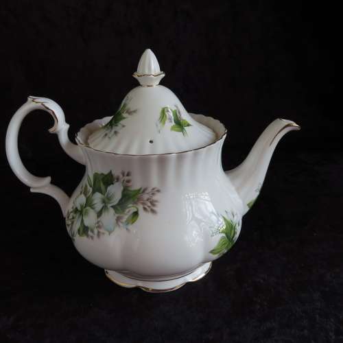 Royal Albert "Trillium" Large Teapot.  Lid Damaged!!