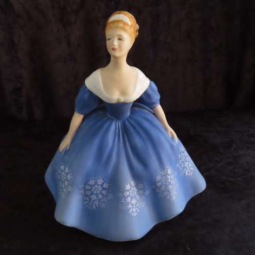 Royal Doulton Figurine "Nina" HN 2347 (Matt Finish)