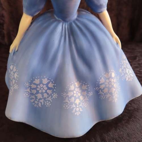 Royal Doulton Figurine "Nina" HN 2347 (Matt Finish)