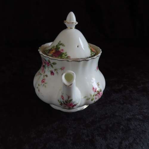 Royal Albert "Cottage Garden" Small Tea Pot (Old Country Roses Lid)