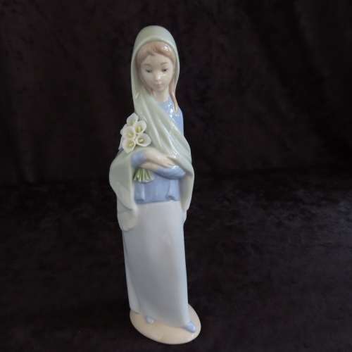 Lladro Figurine Girl With Flowers # 4650