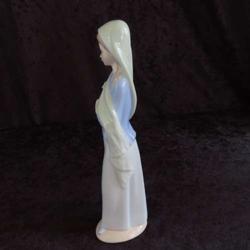Lladro Figurine Girl With Flowers # 4650