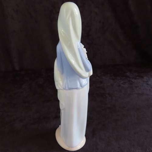 Lladro Figurine Girl With Flowers # 4650
