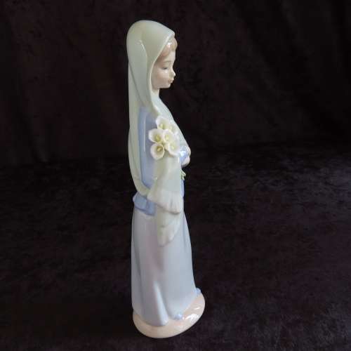 Lladro Figurine Girl With Flowers # 4650