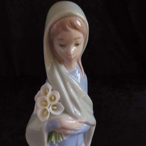Lladro Figurine Girl With Flowers # 4650