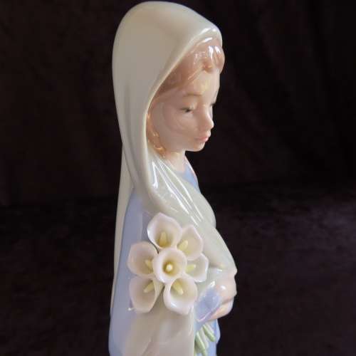 Lladro Figurine Girl With Flowers # 4650