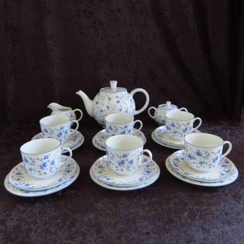 Arzberg Germany "Blaubluten" 21 Piece Tea Set.