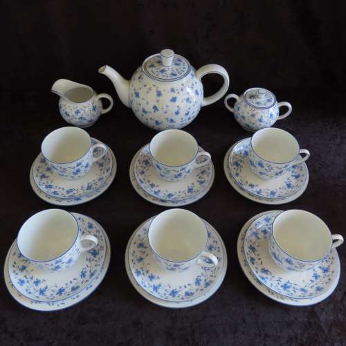 Arzberg Germany "Blaubluten" 21 Piece Tea Set.