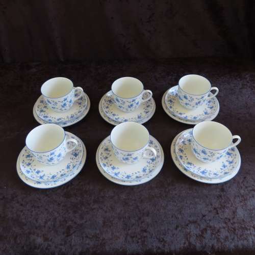 Arzberg Germany "Blaubluten" 21 Piece Tea Set.