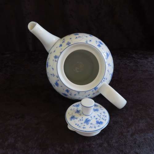 Arzberg Germany "Blaubluten" 21 Piece Tea Set.