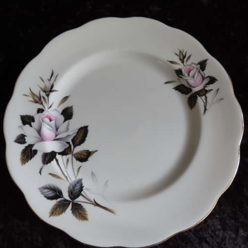 Royal Albert "Queens Messenger" 7 x Salad Plates (20,5 cm in diam)
