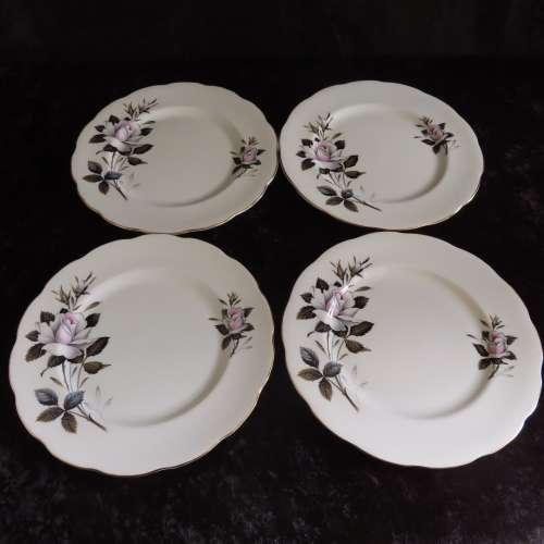 Royal Albert `Queens Messenger` 4 x Fish Plates (23,5 cm in diam)