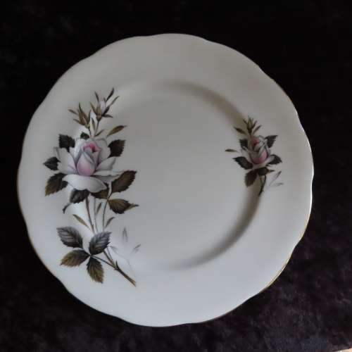 Royal Albert `Queens Messenger` 4 x Fish Plates (23,5 cm in diam)