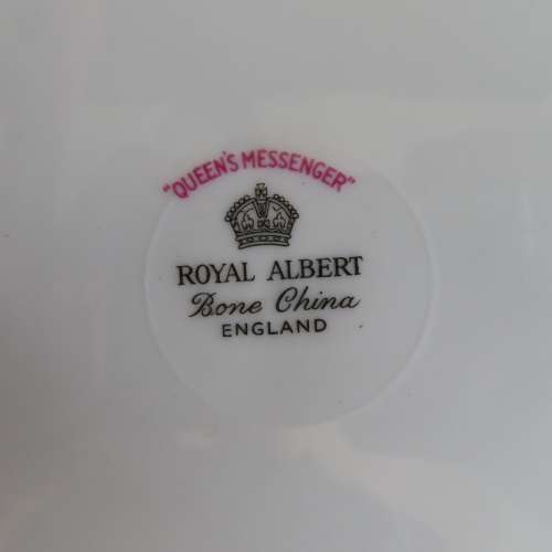 Royal Albert `Queens Messenger` 4 x Fish Plates (23,5 cm in diam)