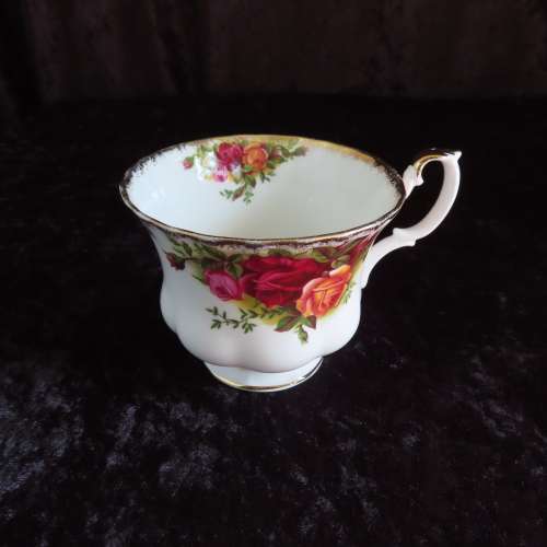 Rpyal Albert "Old country Roses" Tea Trio