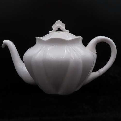 Shelley `Dainty White` 4 Cup Tea Pot.
