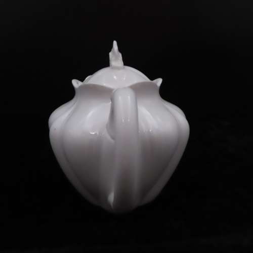Shelley `Dainty White` 4 Cup Tea Pot.