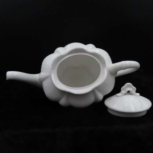 Shelley `Dainty White` 4 Cup Tea Pot.