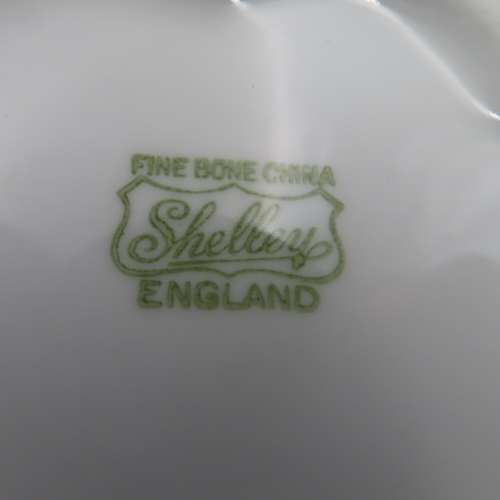 Shelley `Dainty White` 4 Cup Tea Pot.