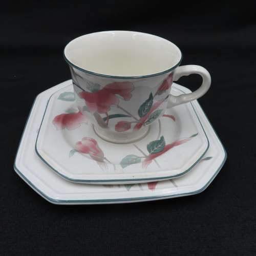 Mikasa Silk Flowers F3003 21 Piece Tea Set.