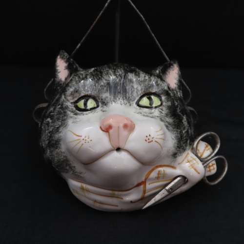 Toni Raymond Cat Face String Holder.