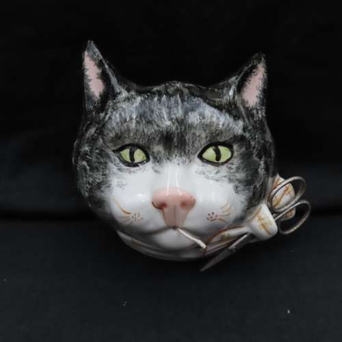 Toni Raymond Cat Face String Holder.