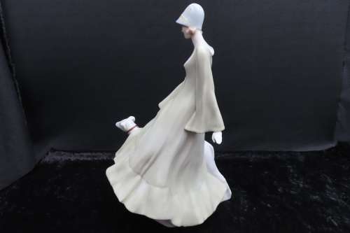 Royal Doulton Figurine `Strolling` HN 3073 First Version Reflections Series.