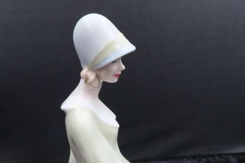 Royal Doulton Figurine `Strolling` HN 3073 First Version Reflections Series.