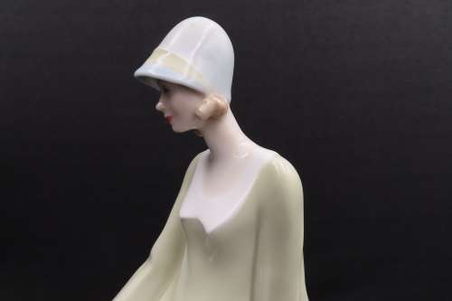 Royal Doulton Figurine `Strolling` HN 3073 First Version Reflections Series.
