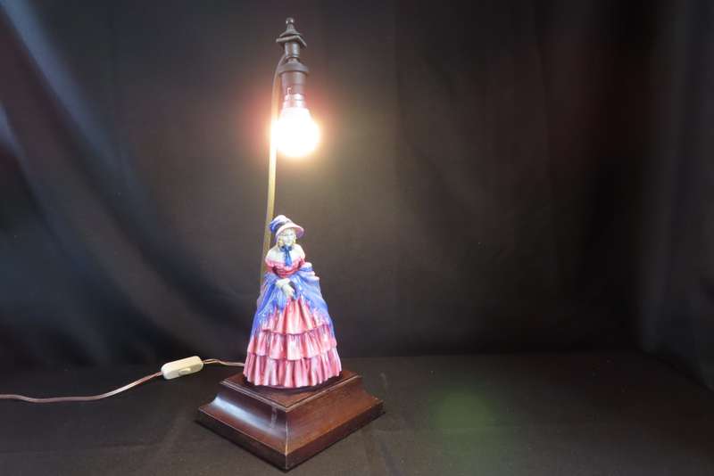 ROYAL DOULTON A VICTORIAN LADY HN728 TABLE LAMP