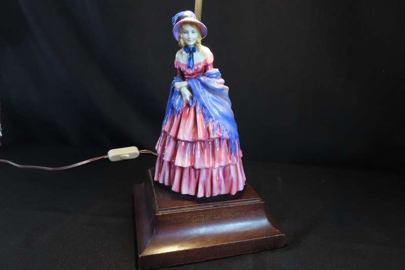 ROYAL DOULTON A VICTORIAN LADY HN728 TABLE LAMP
