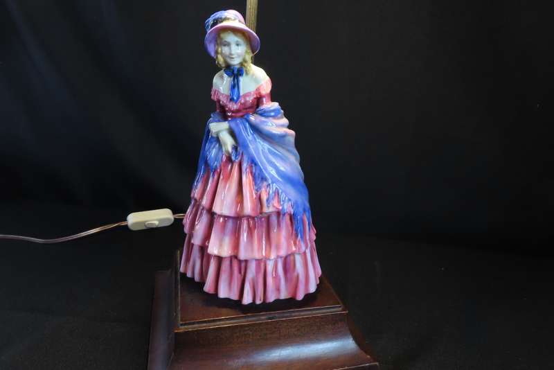 ROYAL DOULTON A VICTORIAN LADY HN728 TABLE LAMP