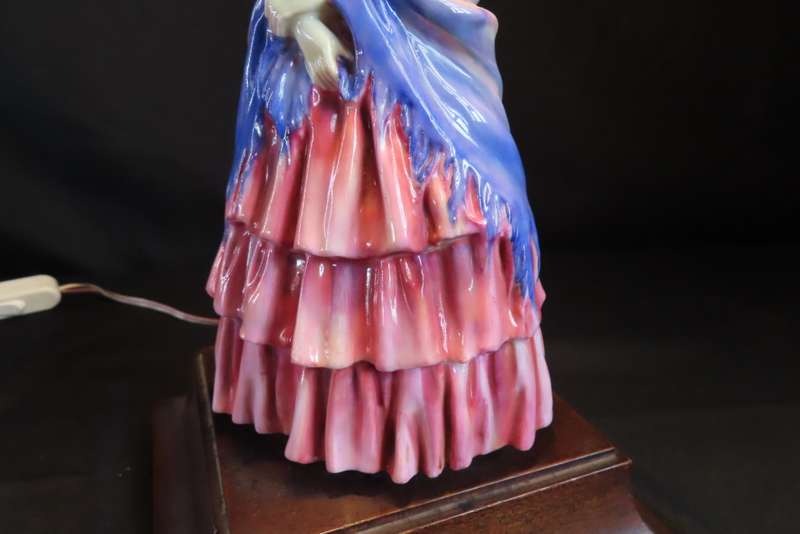 ROYAL DOULTON A VICTORIAN LADY HN728 TABLE LAMP