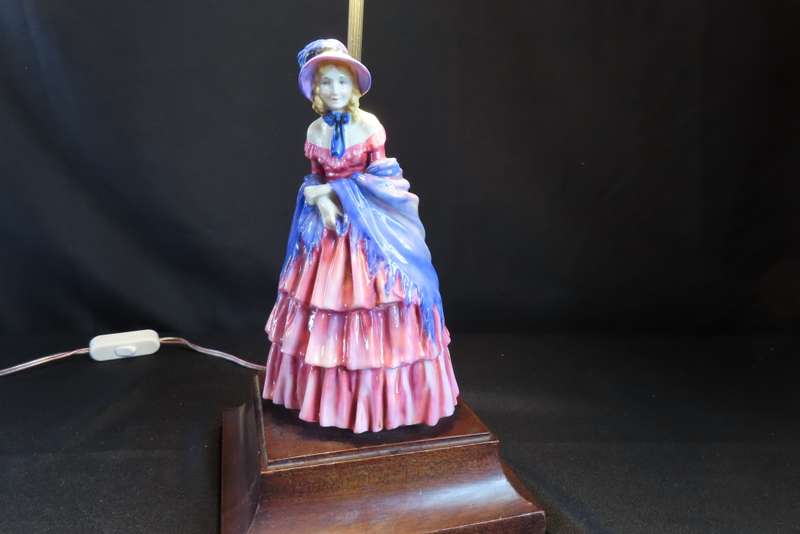 ROYAL DOULTON A VICTORIAN LADY HN728 TABLE LAMP