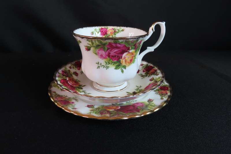 ROYAL ALBERT OLD COUNTRY ROSES TEA TRIO.