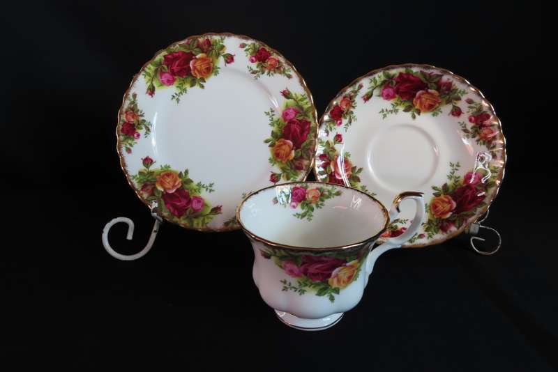 ROYAL ALBERT OLD COUNTRY ROSES TEA TRIO.