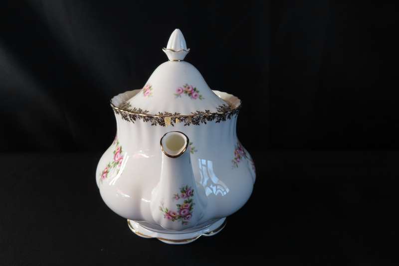 ROYAL ALBERT DIMITY ROSE LARGE TEA POT.