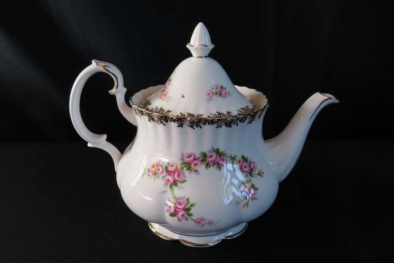 ROYAL ALBERT DIMITY ROSE LARGE TEA POT.
