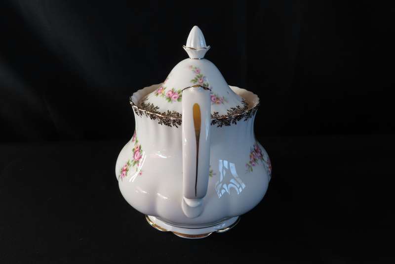 ROYAL ALBERT DIMITY ROSE LARGE TEA POT.