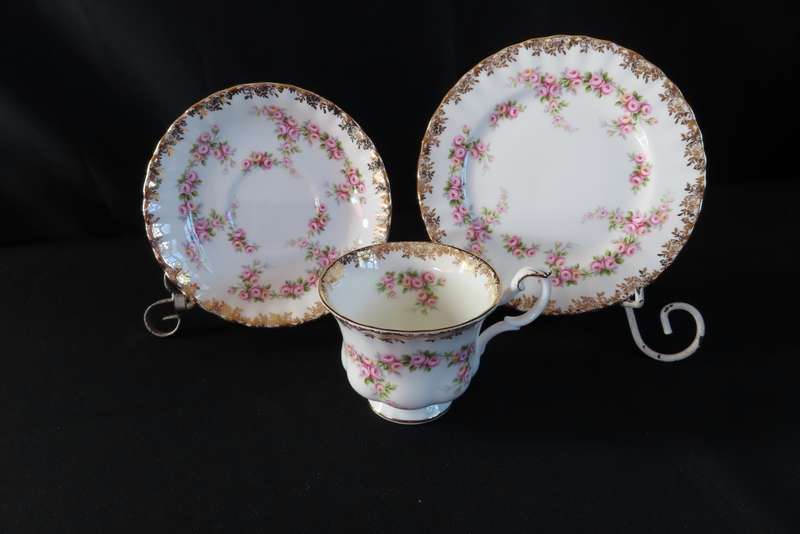 ROYAL ALBERT DIMITY ROSE TEA TRIO.