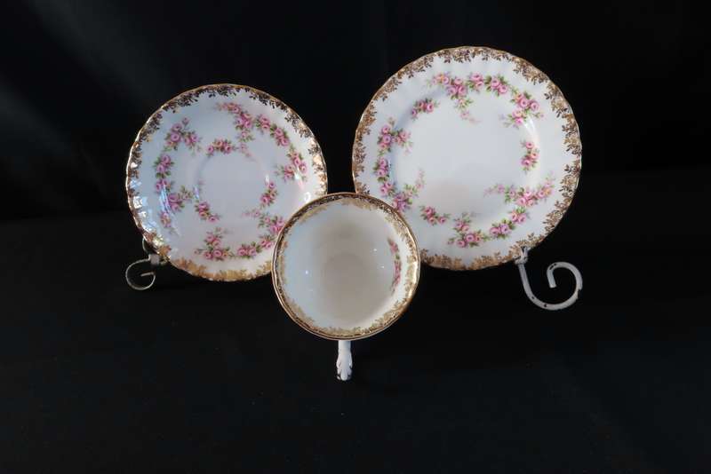 ROYAL ALBERT DIMITY ROSE TEA TRIO.