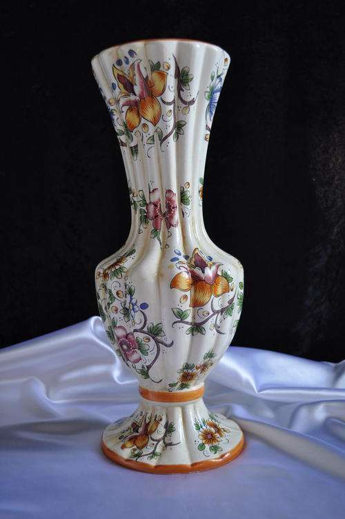 CAPODIMONTE Vase - Beautiful