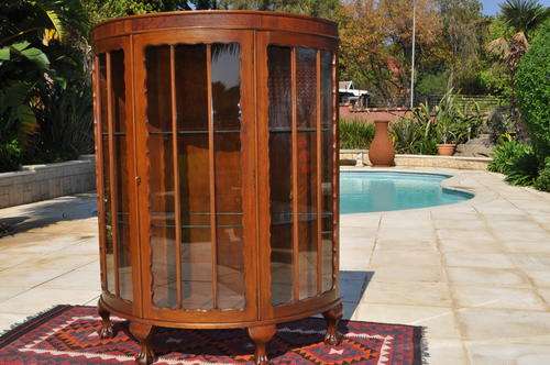 Stunning Magohany Bow Fronted Ball and Claw Display Cabinet -- Collections Only !!!!