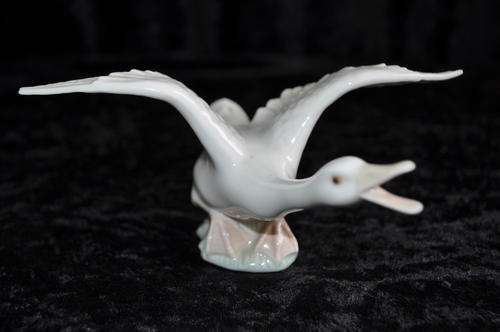 Ll'adro "Duck In Flight" ---  No Damage !!!!!