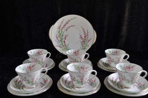 Royal Doulton - H4840 - 6 Trio's & 1 Cake Plate