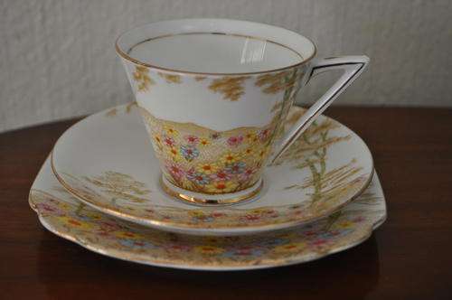 Royal Standard "Daisyfield" Trio  -----  See description for postage!