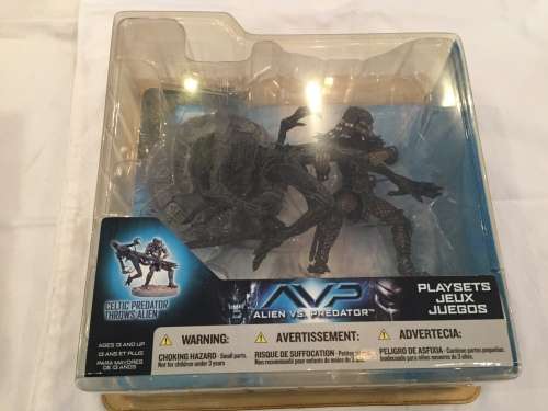 5 x Alien vs Predator figurines