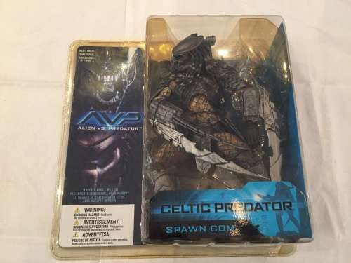 2 x Alien vs Predator figurines